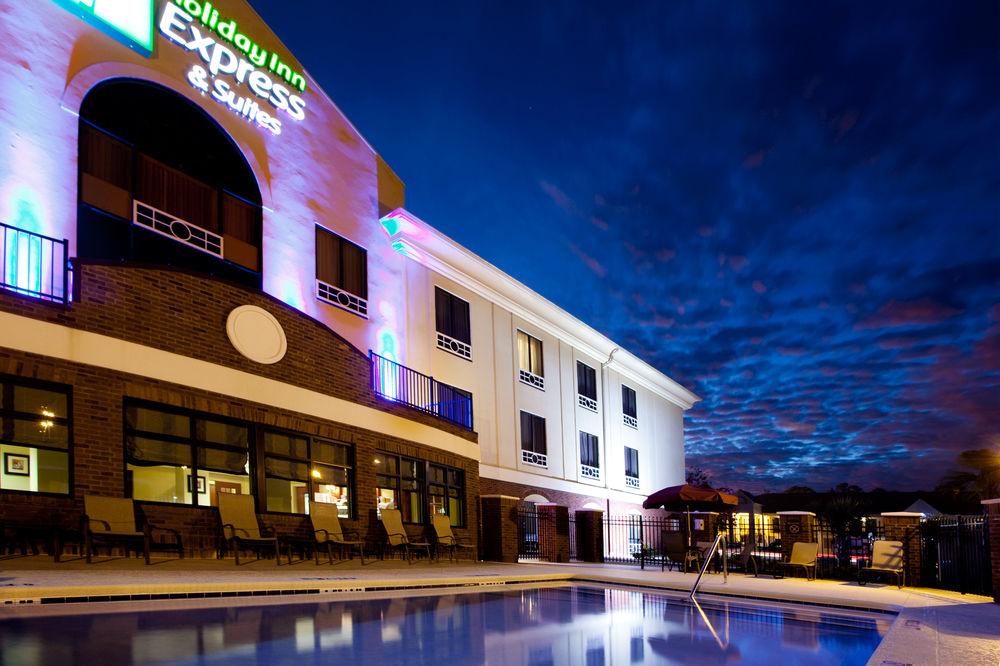 Holiday Inn Express & Suites Quincy I-10, An Ihg Hotel Exterior photo